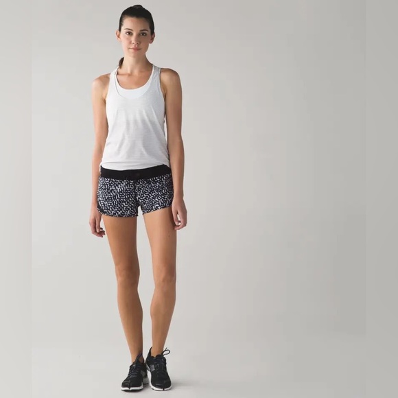 2.5” Lululemon net pop hotty hot shorts in white and black. Size 6. - Picture 5 of 14